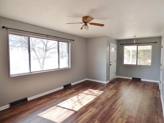 Living Room/Entry