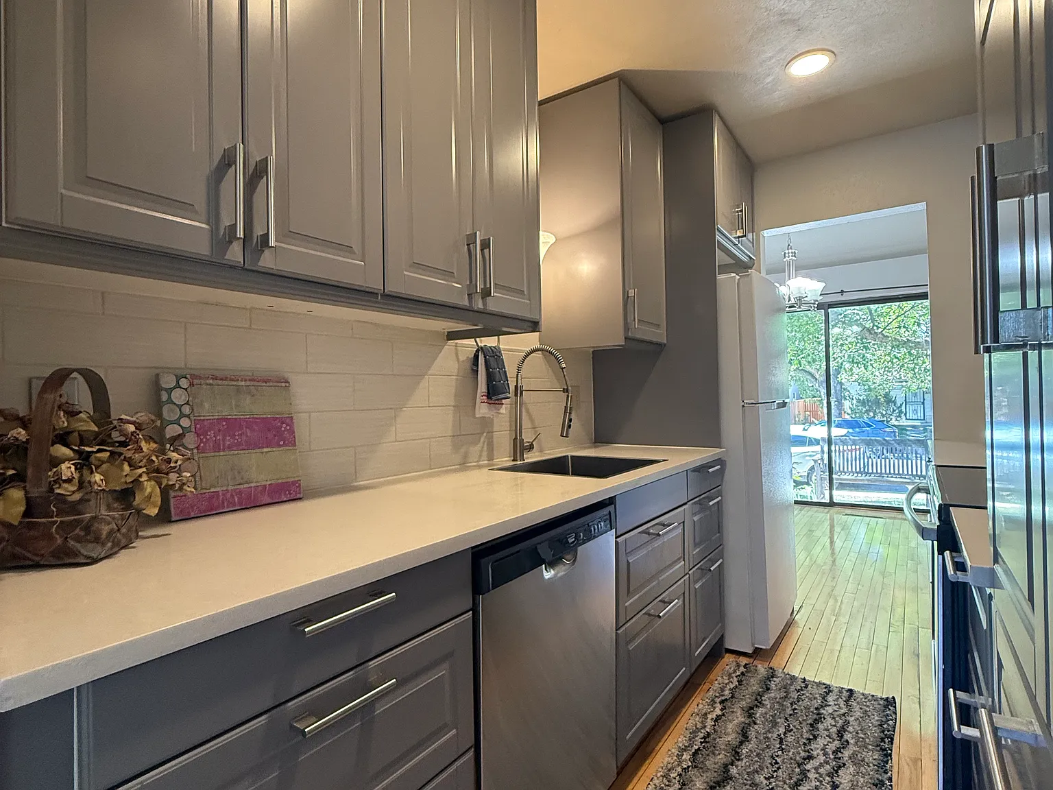 3 bed, 2.5 bath, 1800 sqft, $2,875 — Photo 3