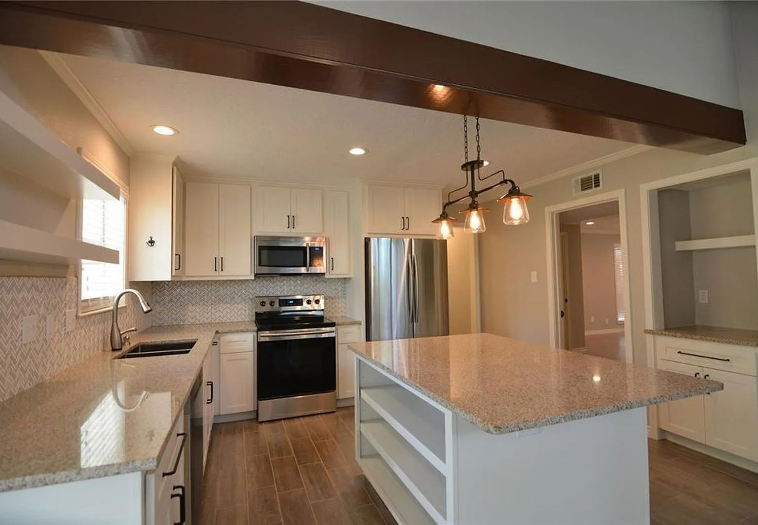 4 bed, 2.0 bath, 2634 sqft, $2,200 — Photo 2
