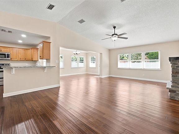 3rd image of 21 Oak Ct