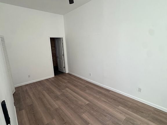 4th image of 839 S Jackson St #7