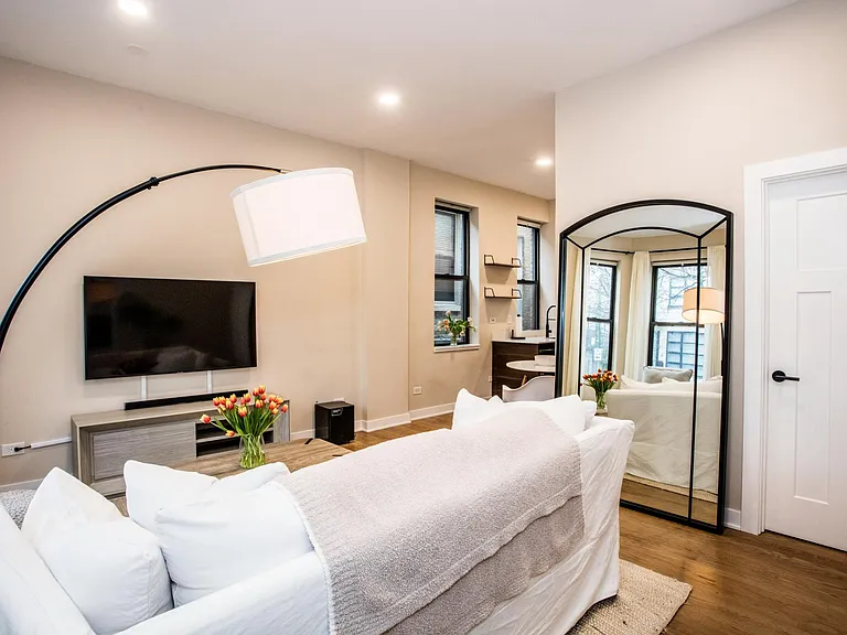 2115 W Dickens Ave #1F — Photo 5