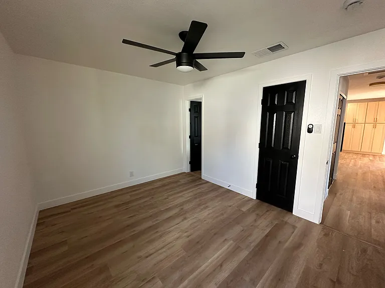 1032 E Hassett Ave — Photo 6