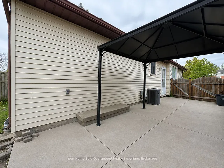 37 Mayfair Dr — Photo 13