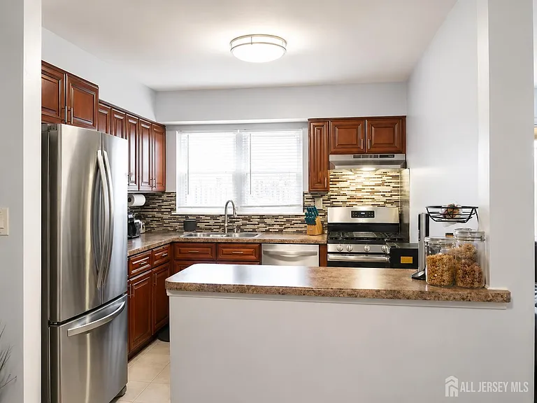 24 Woodedge Ave #4 — Photo 8