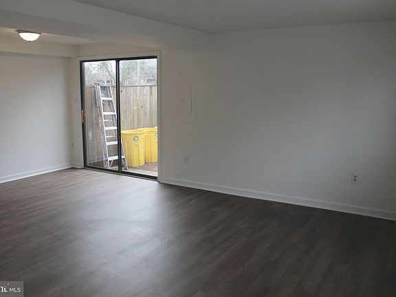 3rd image of 592 W Ct