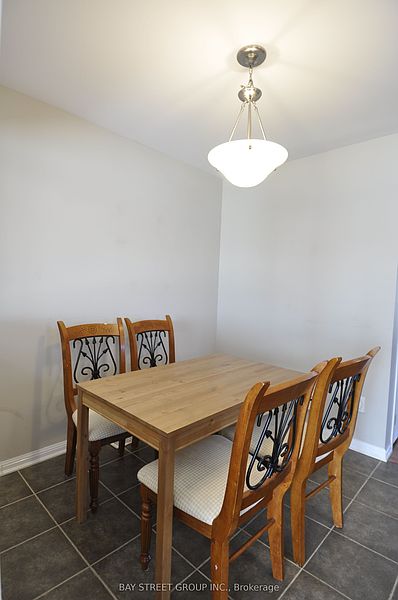 Oakville Townhouse for rent - 3 Bedrooms — photo 2