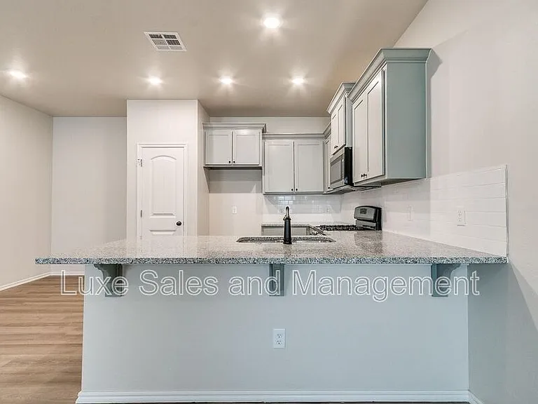 8004 NW 105th St — Photo 8