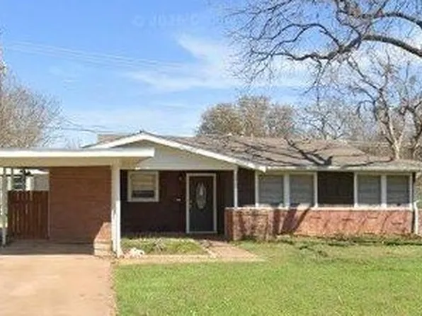 1423 Rolling Hills Dr, Graham, TX 76450