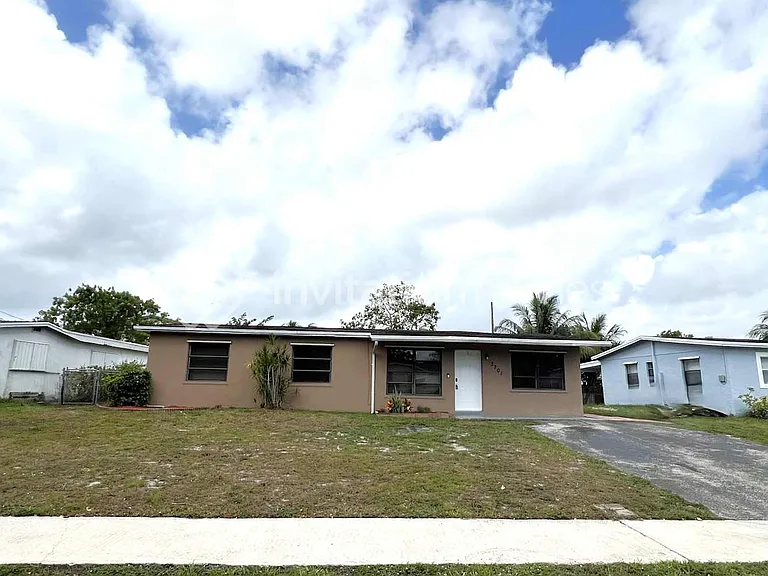 3701 SW 58th Ter — Photo 1