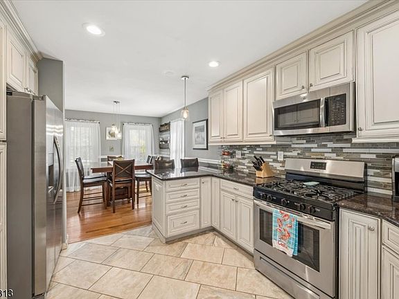 4th image of 240 W Hanover Ave