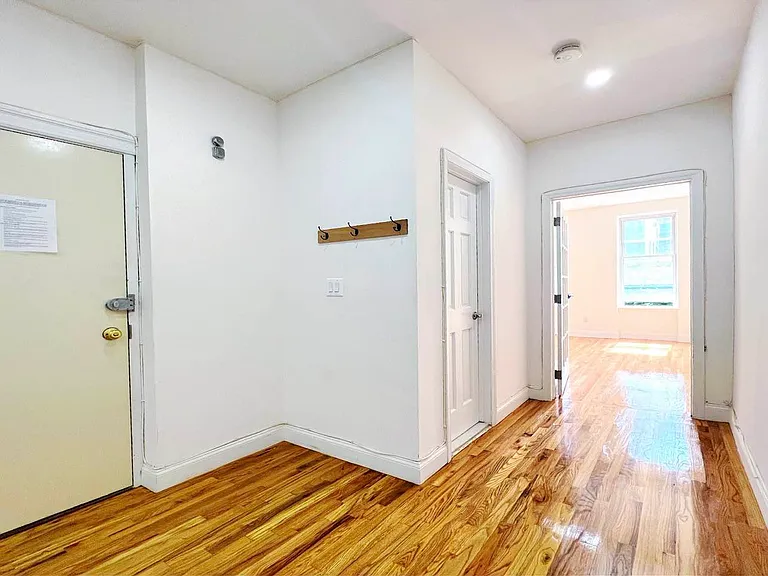 256 12th St #2R — Photo 7