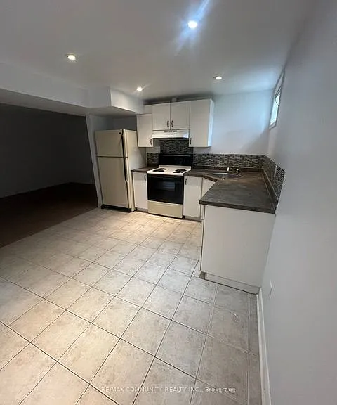 166 Saint Lawrence Dr #BASEMENT — Photo 2