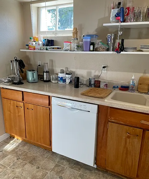 Kitchen with double sink and dishwasher