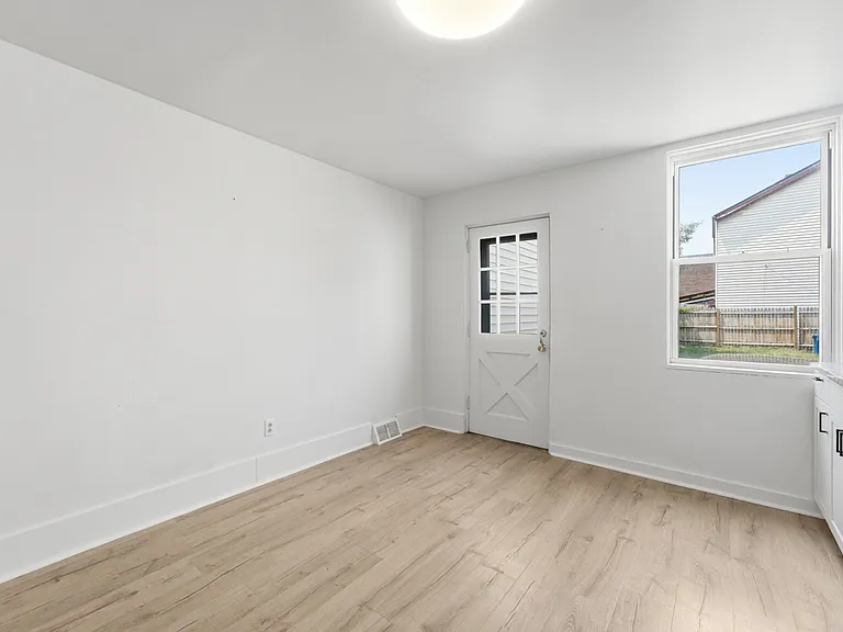 98 S 18th St — Photo 15