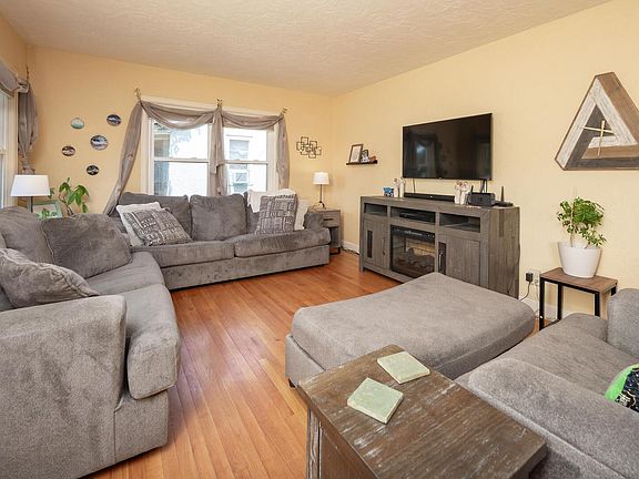 3rd image of 405 E Park St