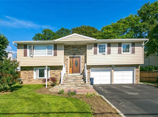 119 Cow Neck Rd, Port Washington, NY 11050