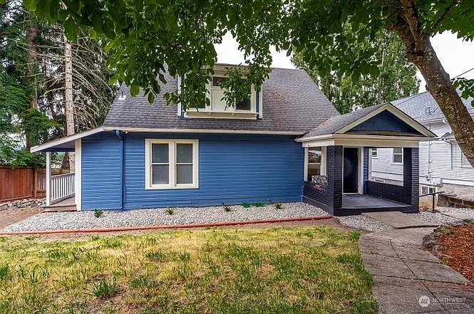 219 NE Washington Ave — Photo 2