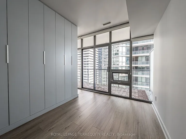 33 Charles St E #4008 — Photo 10