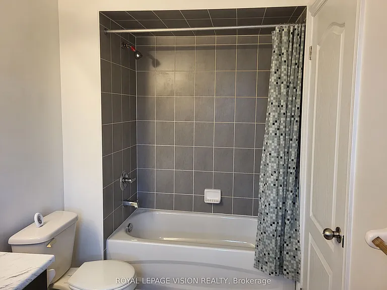 715 Agnew Cres #UPPER — Photo 30