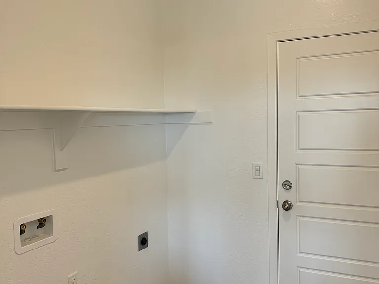 4489 N Phoenix Ave — Photo 8