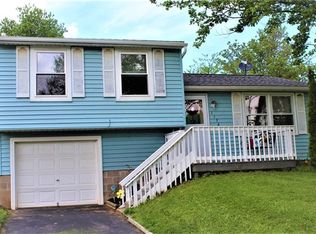 1136 Meadowbrook Ln, Farmington, NY 14425
