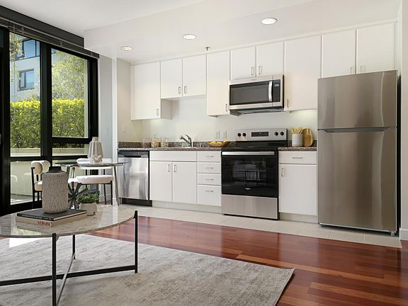 4th image of 250 King St Unit 442