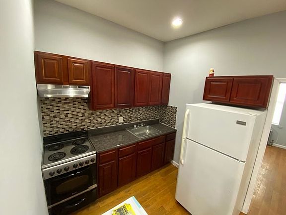 5th image of 903 Willoughby Ave #3R