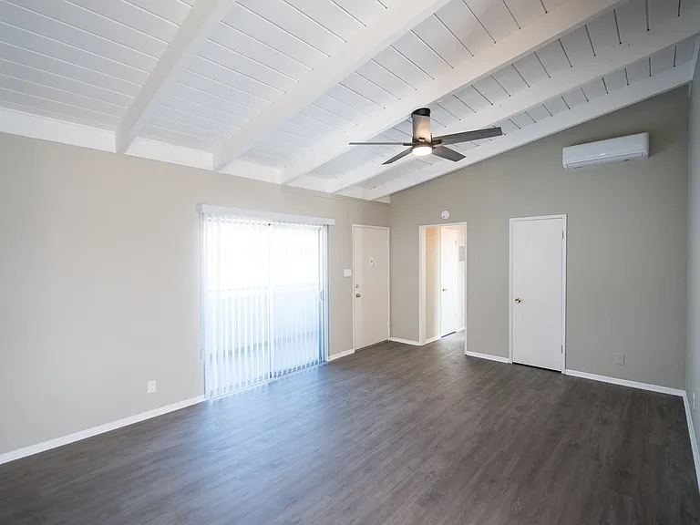 450 Live Oak — Photo 4