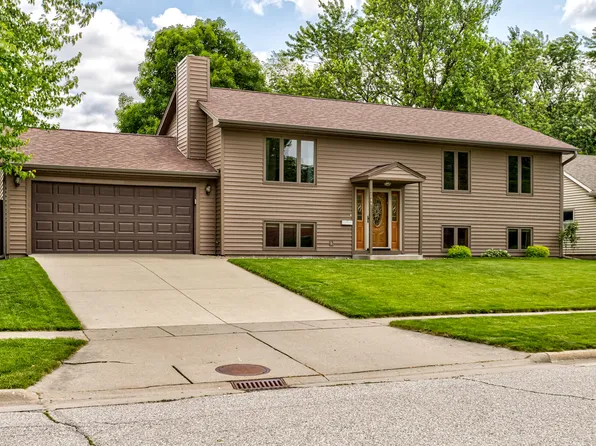 2844 Monroe Dr, Ames, IA 50010