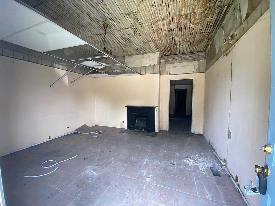 2nd image of 1025 W Franklin St