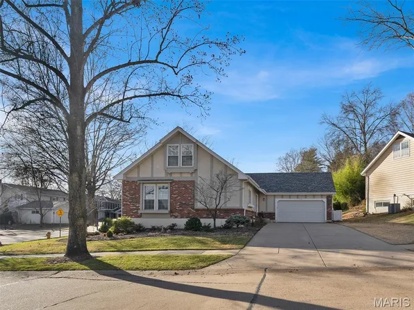 759 Carman Woods Dr, Ballwin, MO 63021