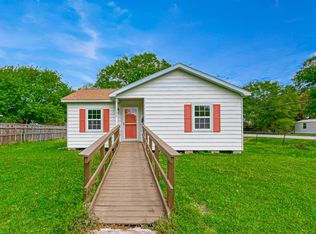 100 Begonia Ln, Highlands, TX 77562