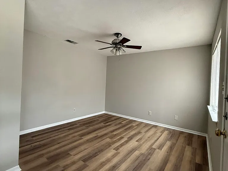 1690 Hofheinz St #B2 — Photo 11