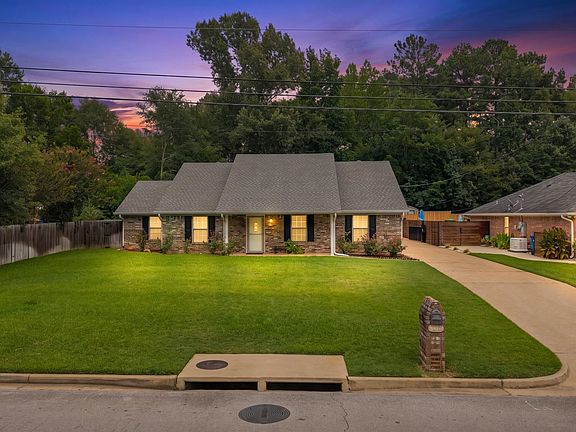 3rd image of 2406 Redbud St