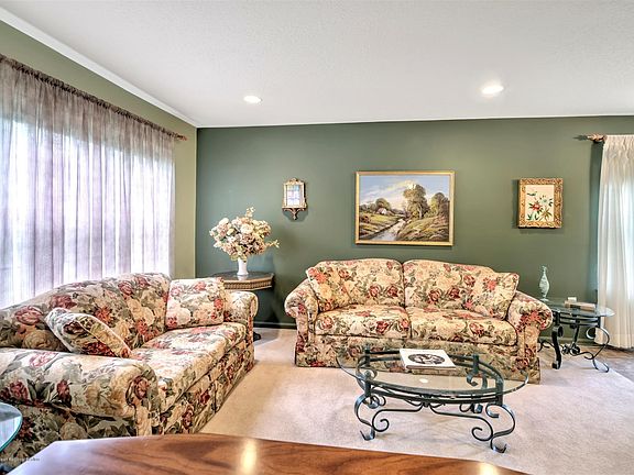 5th image of 26 Golden Willows Ave