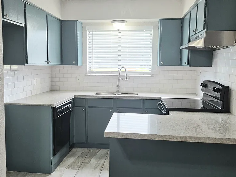 406 Matt Ln — Photo 2