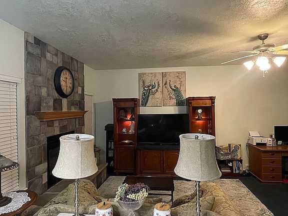 4th image of 902 W Red Fox Ln