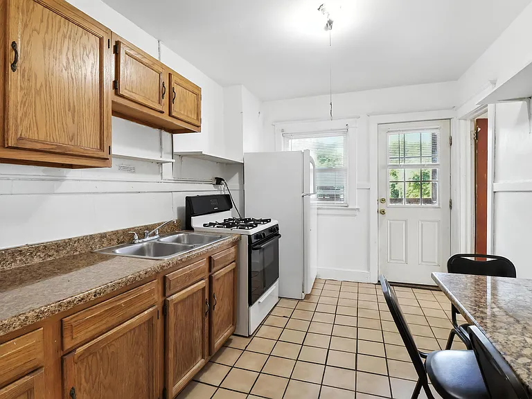 209 Main St #4 — Photo 18