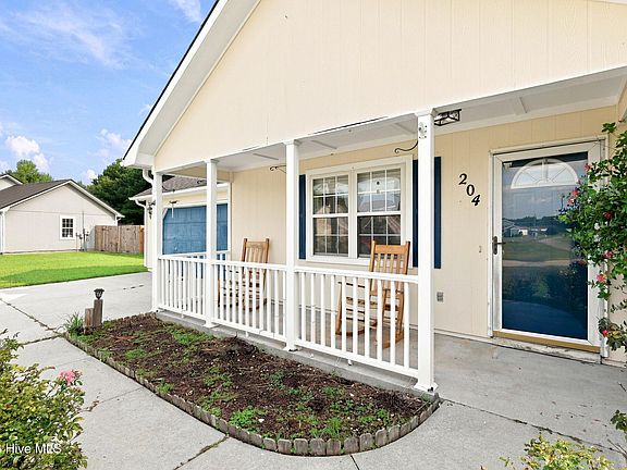 4th image of 204 Stag Court