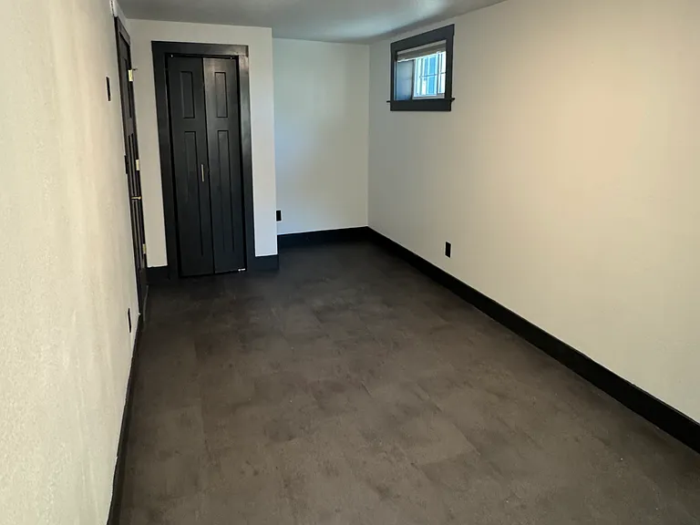 115 E 12th St #4 — Photo 33