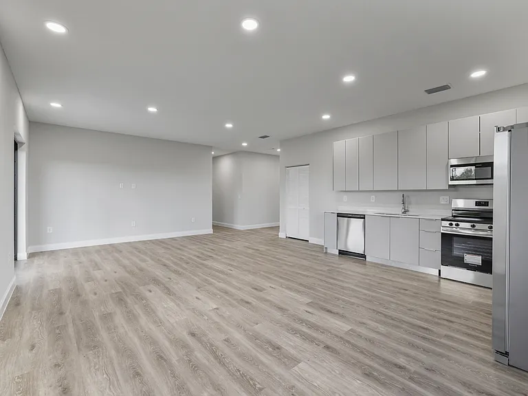 727 Cane St E — Photo 15