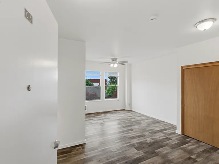 Abbottsford Apartments — Photo 130