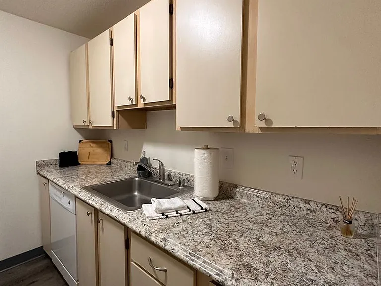 Willow Creek Apartments — Photo 4