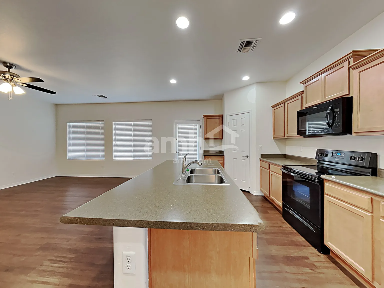 3 bed, 2.5 bath, 1902 sqft, $2,345 — Photo 3