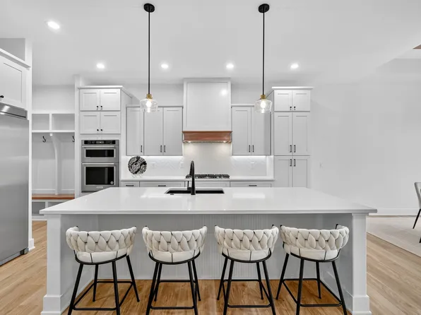 270 NW Montego Ct, Waukee, IA 50263