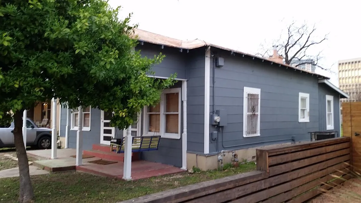 side front - 225 Lavaca St
