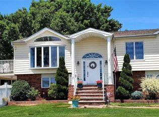 2 Alan Dr, Bayville, NY 11709