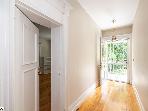 3rd image of 16 Llewellyn Rd Floor 1