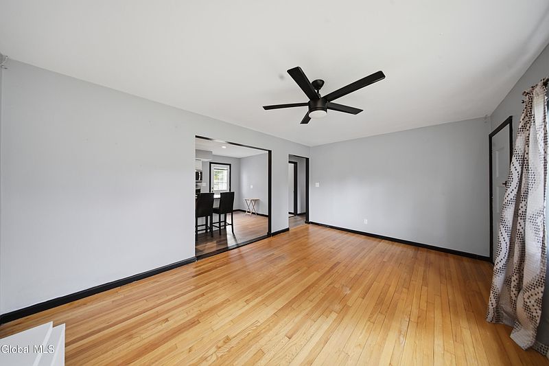 4th image of 4 Earl Lynn Court